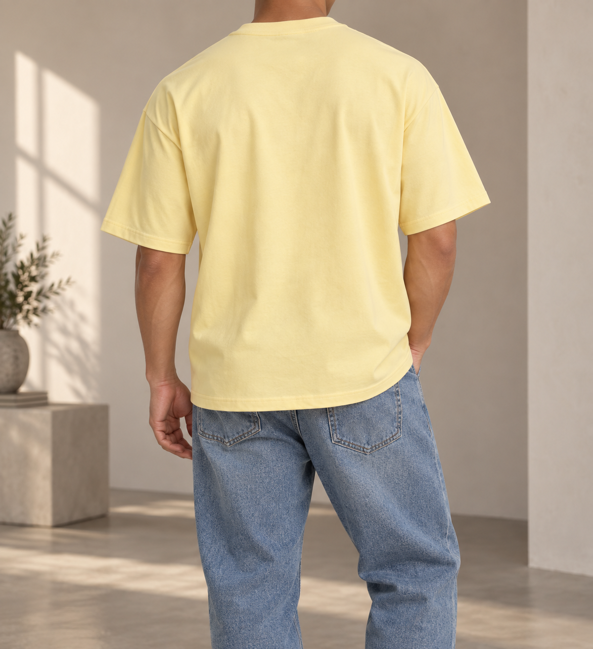 Camiseta amarilla pastel, vista trasera