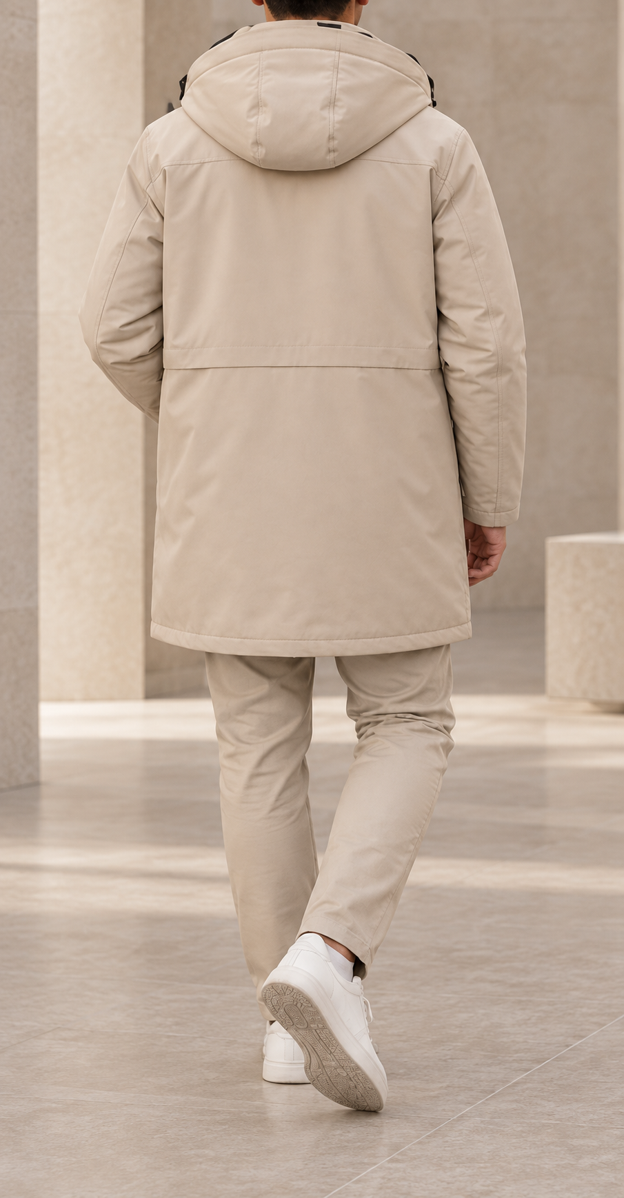 Abrigo acolchado con capucha beige trasera