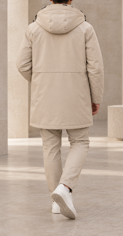 Abrigo acolchado con capucha beige trasera