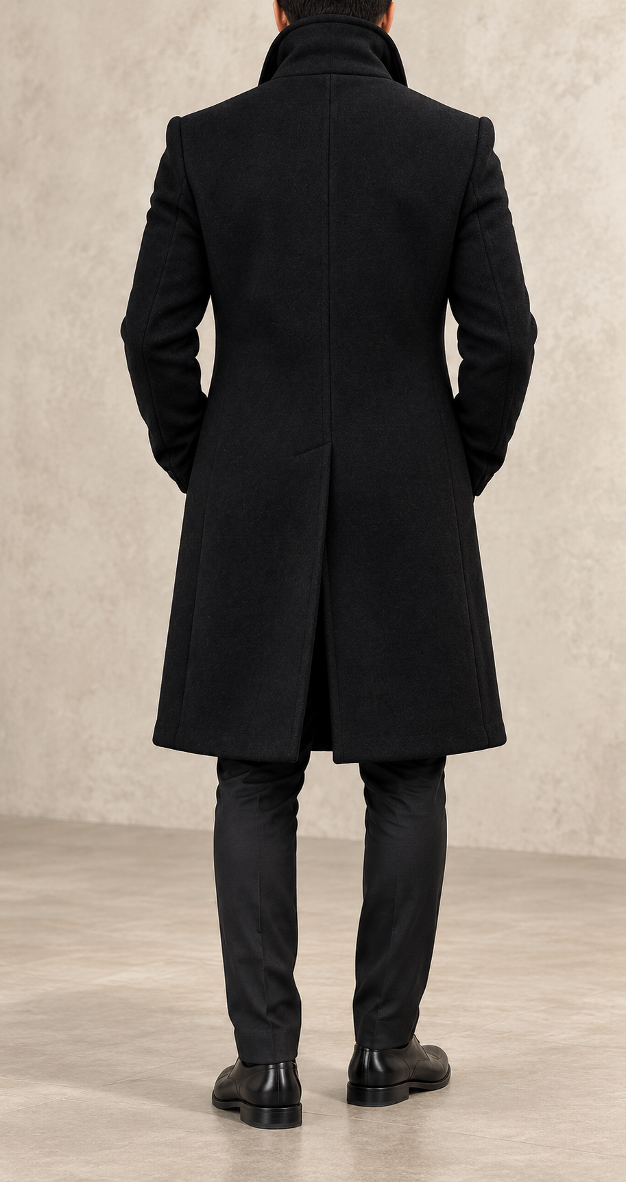 Abrigo cruzado elegante de hombre negro, vista trasera