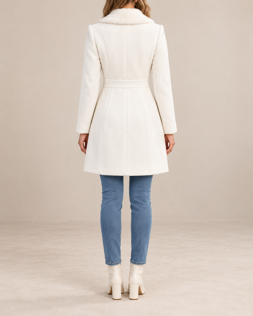 Abrigo Elegante Entallado con Solapa de Pelo Blanco, vista trasera