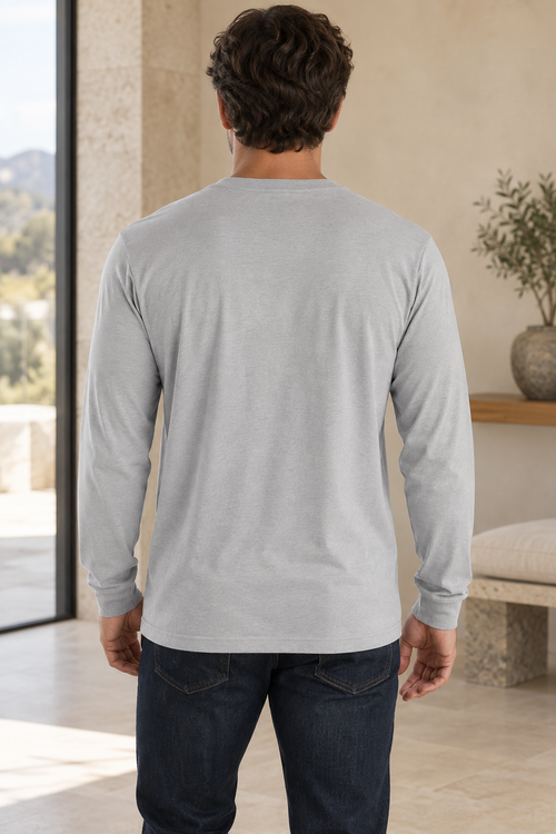 Camiseta gris plateado de manga larga, vista trasera