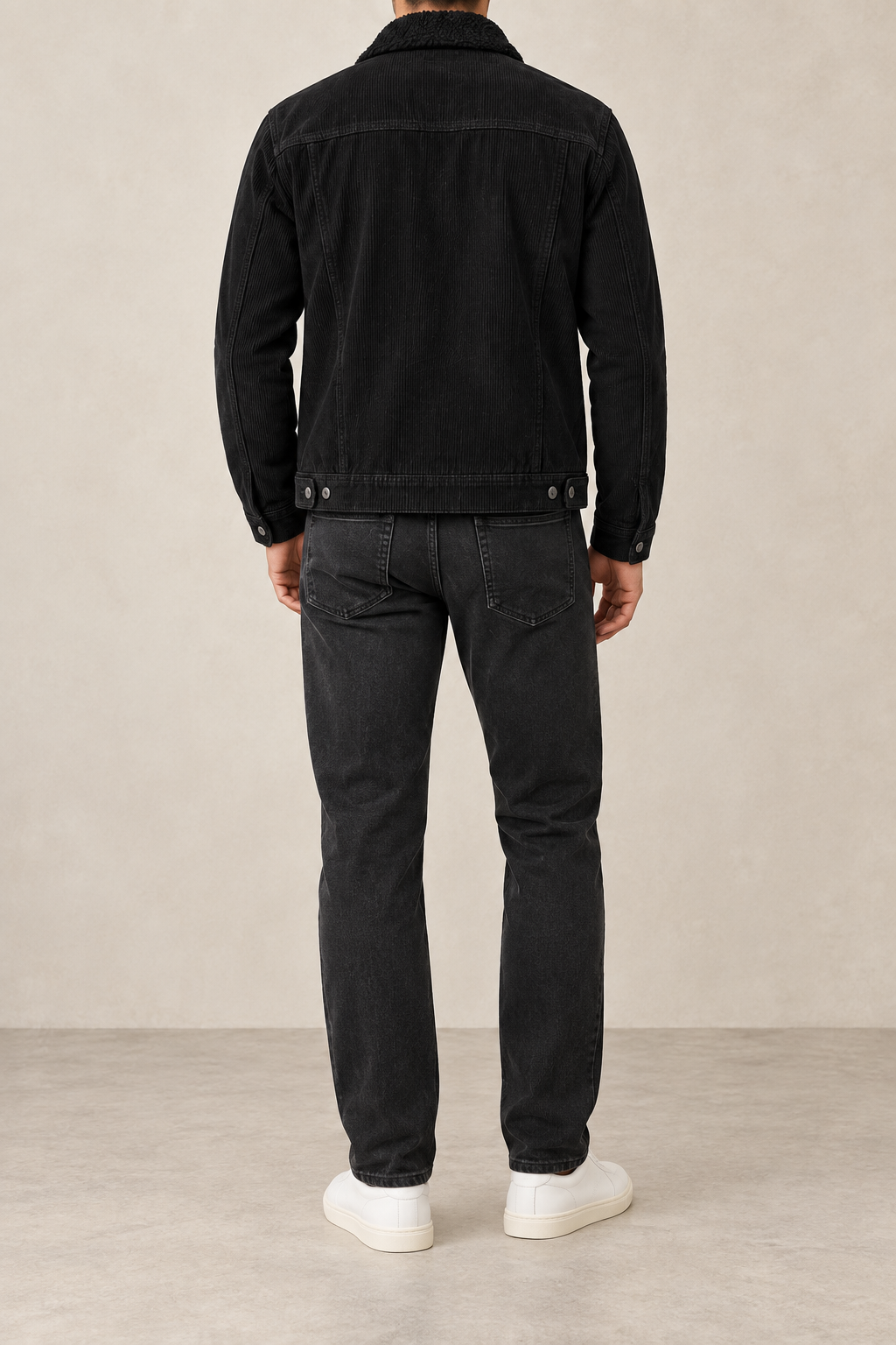 Chaqueta de pana con cuello de borrego negra, vista trasera