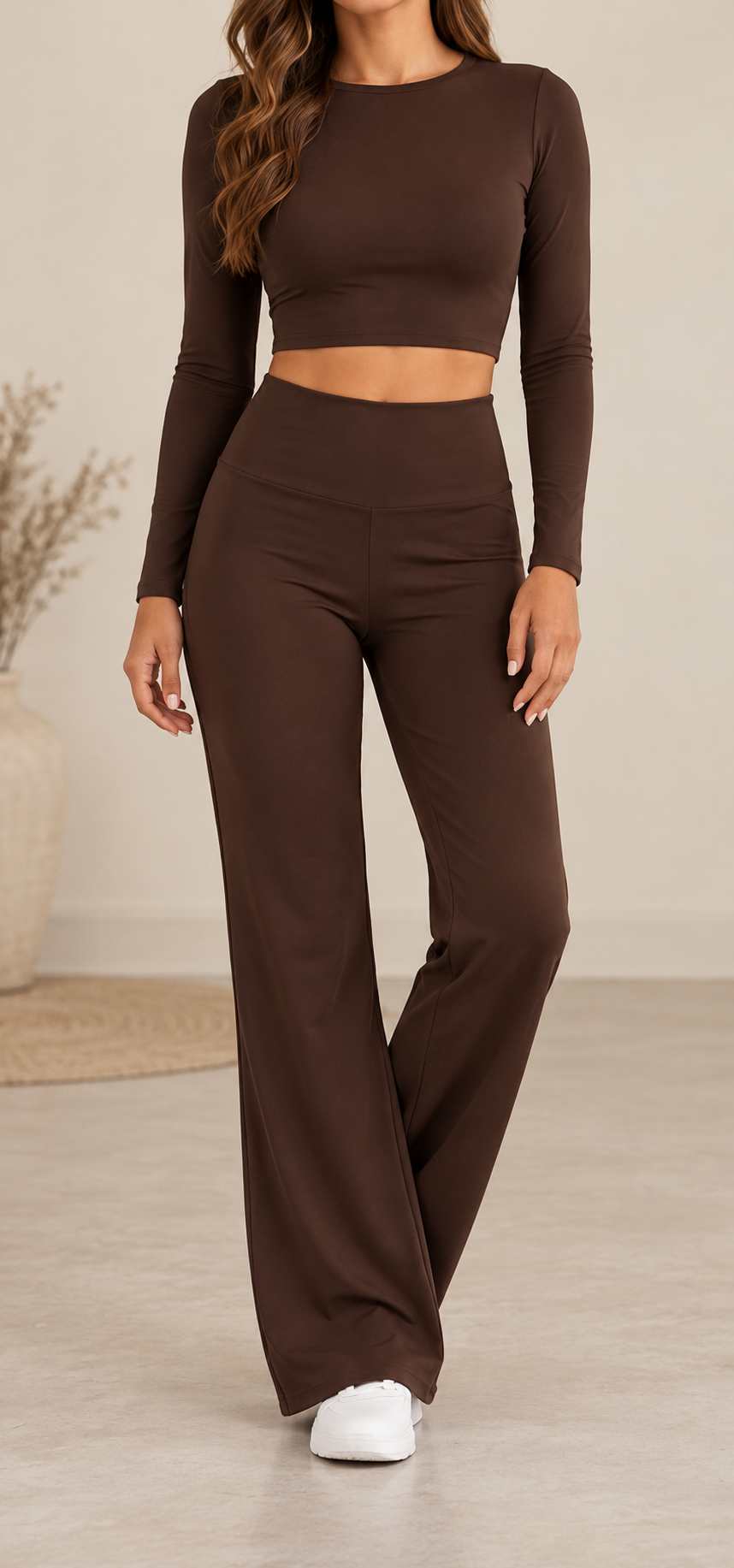 Conjunto Fit Crop y Pantalón Acampanado marrón chocolate, vista frontal