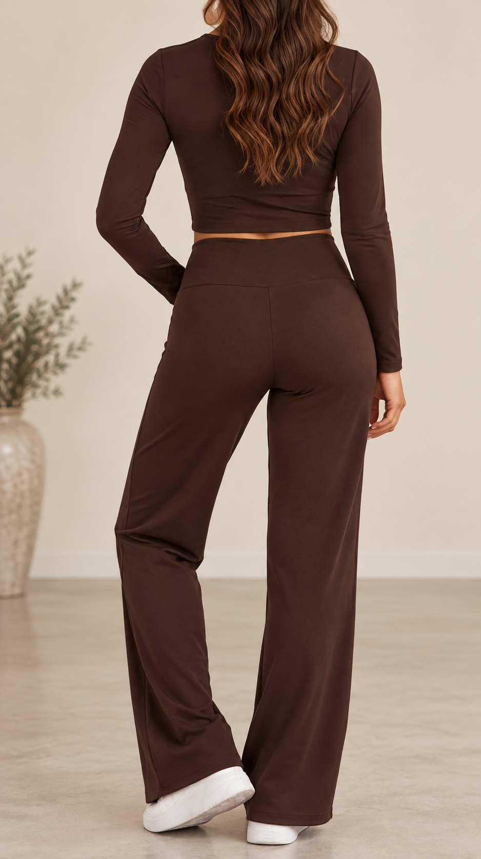 Conjunto Fit Crop y Pantalón Acampanado marrón chocolate, vista trasera