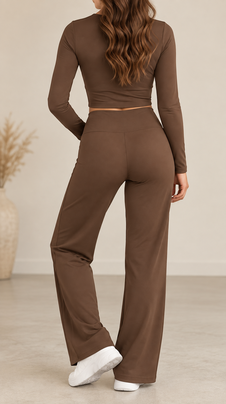 Conjunto Fit Crop y Pantalón Acampanado marrón desierto, vista trasera