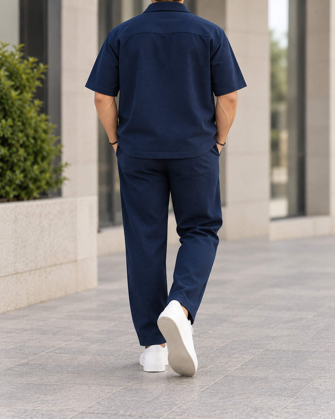 Conjunto de hombre camisa y pantalón azul oscuro - vista trasera
