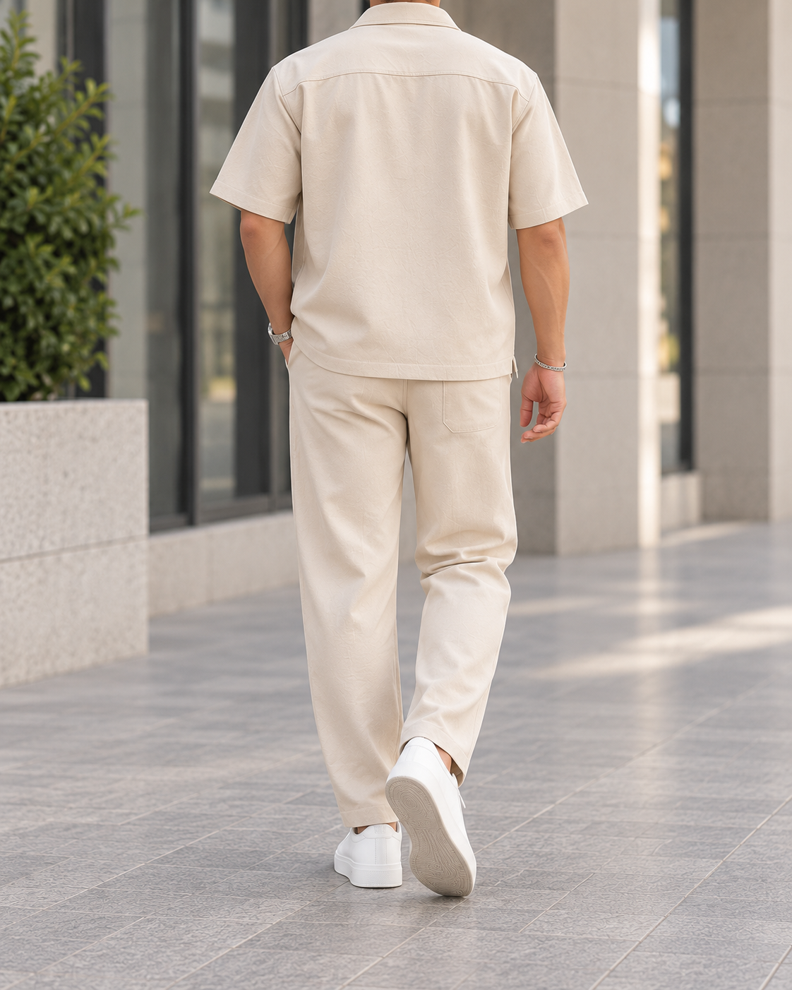 Conjunto de hombre camisa y pantalón beige - vista trasera