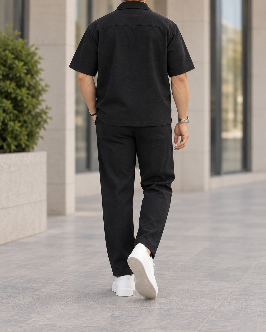 Conjunto de hombre camisa y pantalón negro - vista trasera