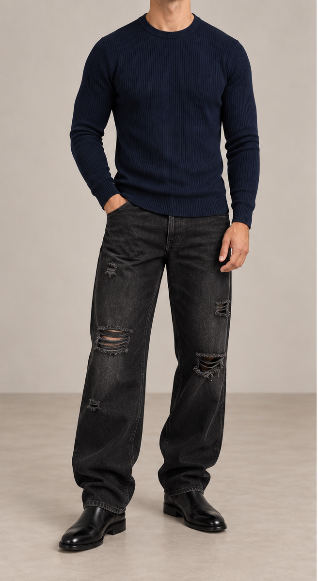 Jersey canalé azul medianoche de hombre, vista frontal, vaquero baggy negro desgastado y botas negras