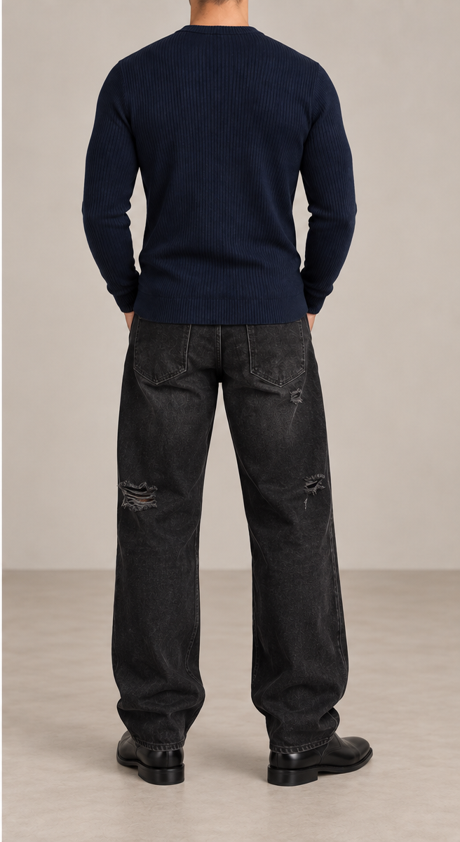 Jersey canalé azul medianoche de hombre, vista trasera, vaquero baggy negro desgastado y botas negras