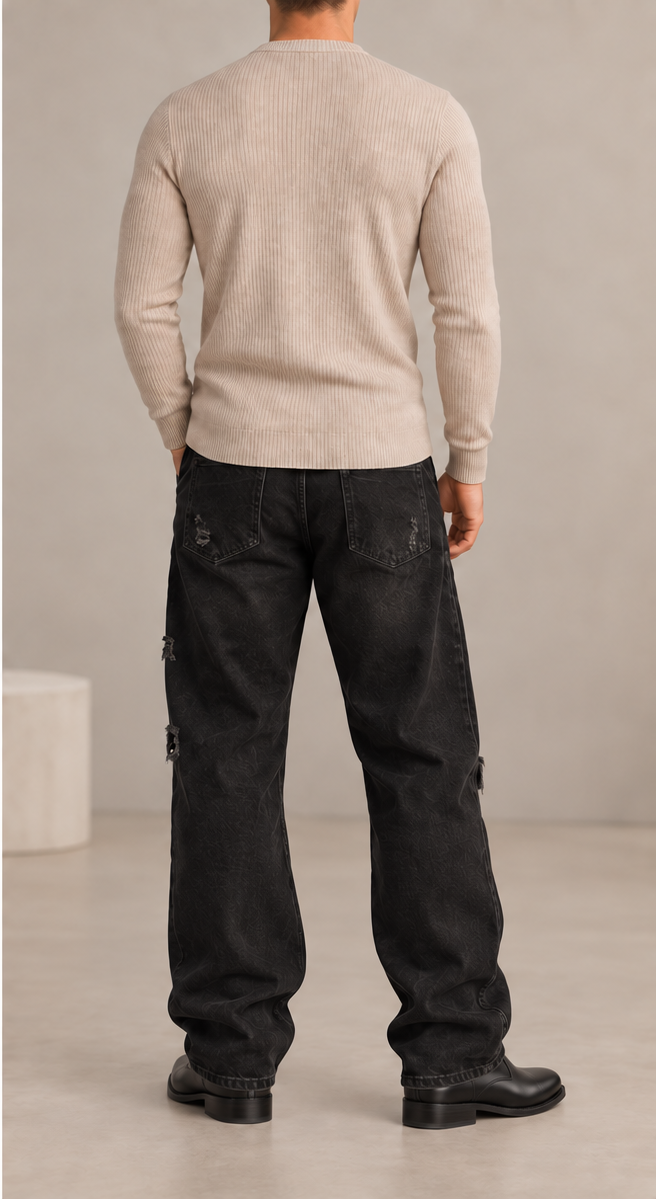 Jersey canalé beige de hombre, vista trasera, vaquero baggy negro desgastado y botas negras