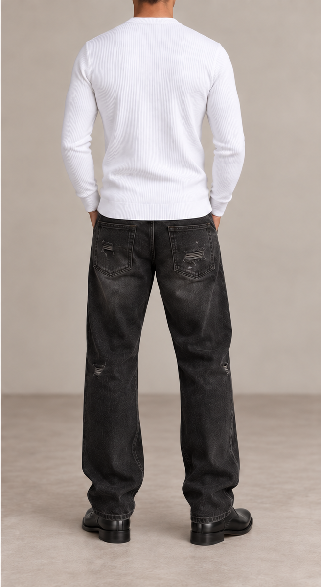 Jersey canalé blanco de hombre, vista trasera, vaquero baggy negro desgastado y botas negras