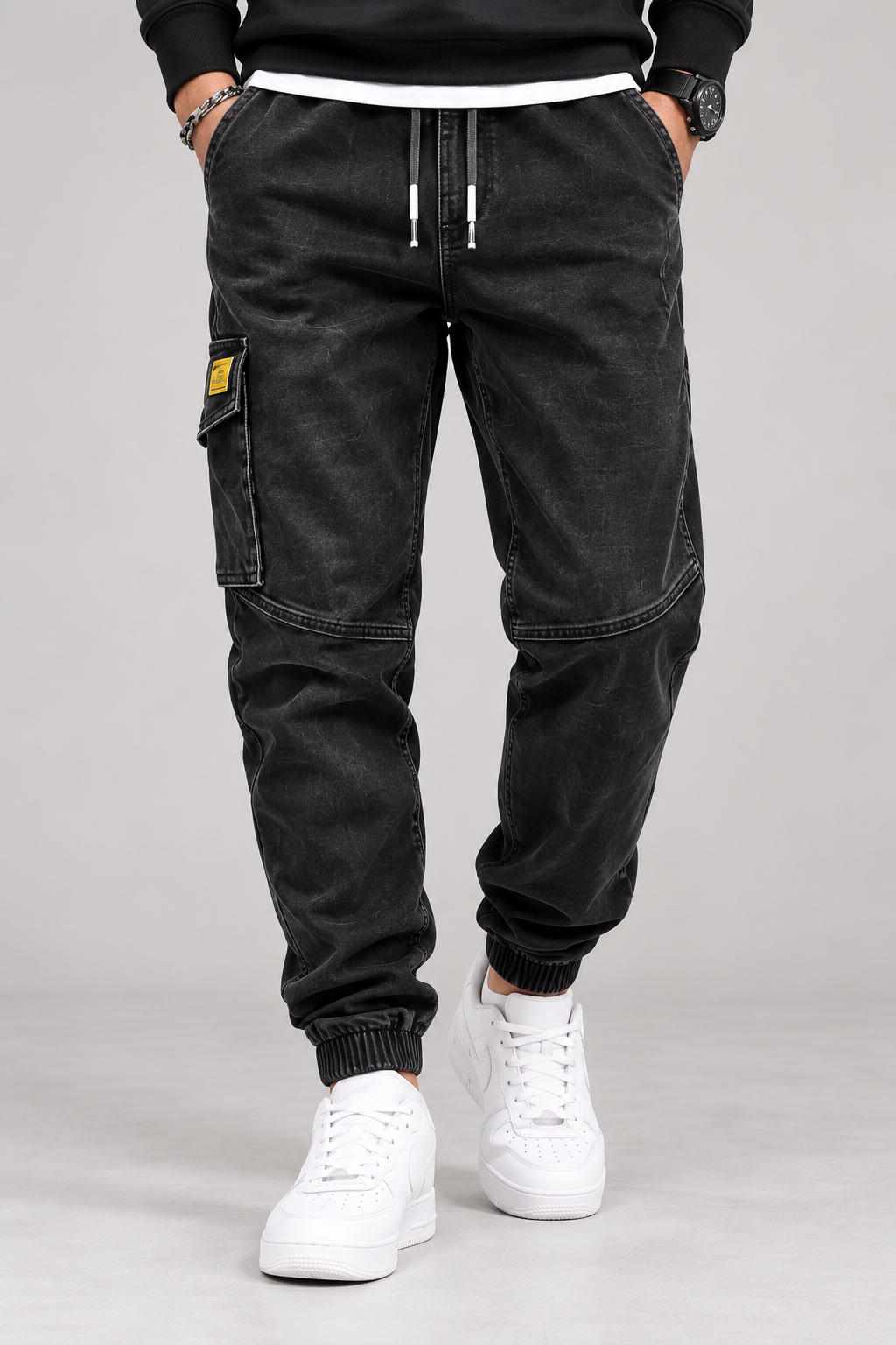 Pantalón jogger cargo urbano hombre negro frontal