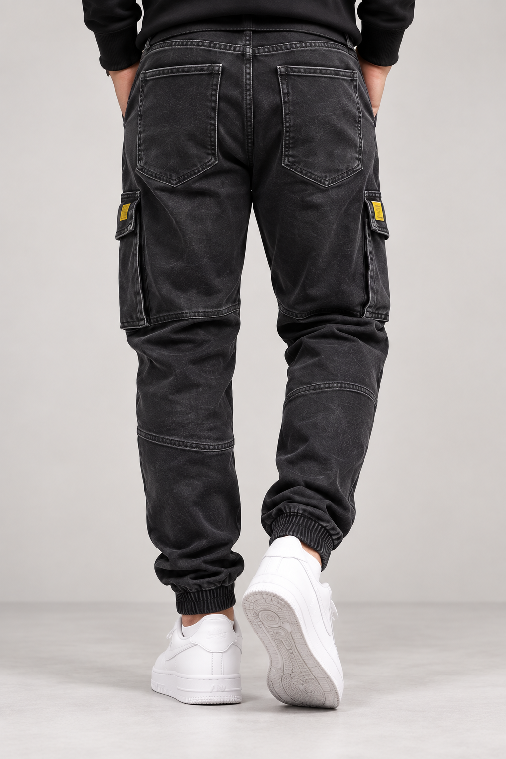 Pantalón jogger cargo urbano hombre negro trasera