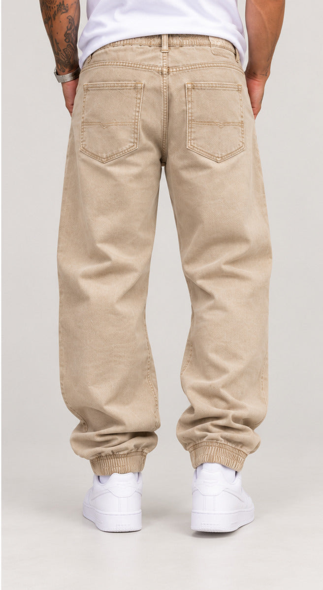 Pantalón baggy puño ancho hombre beige trasera