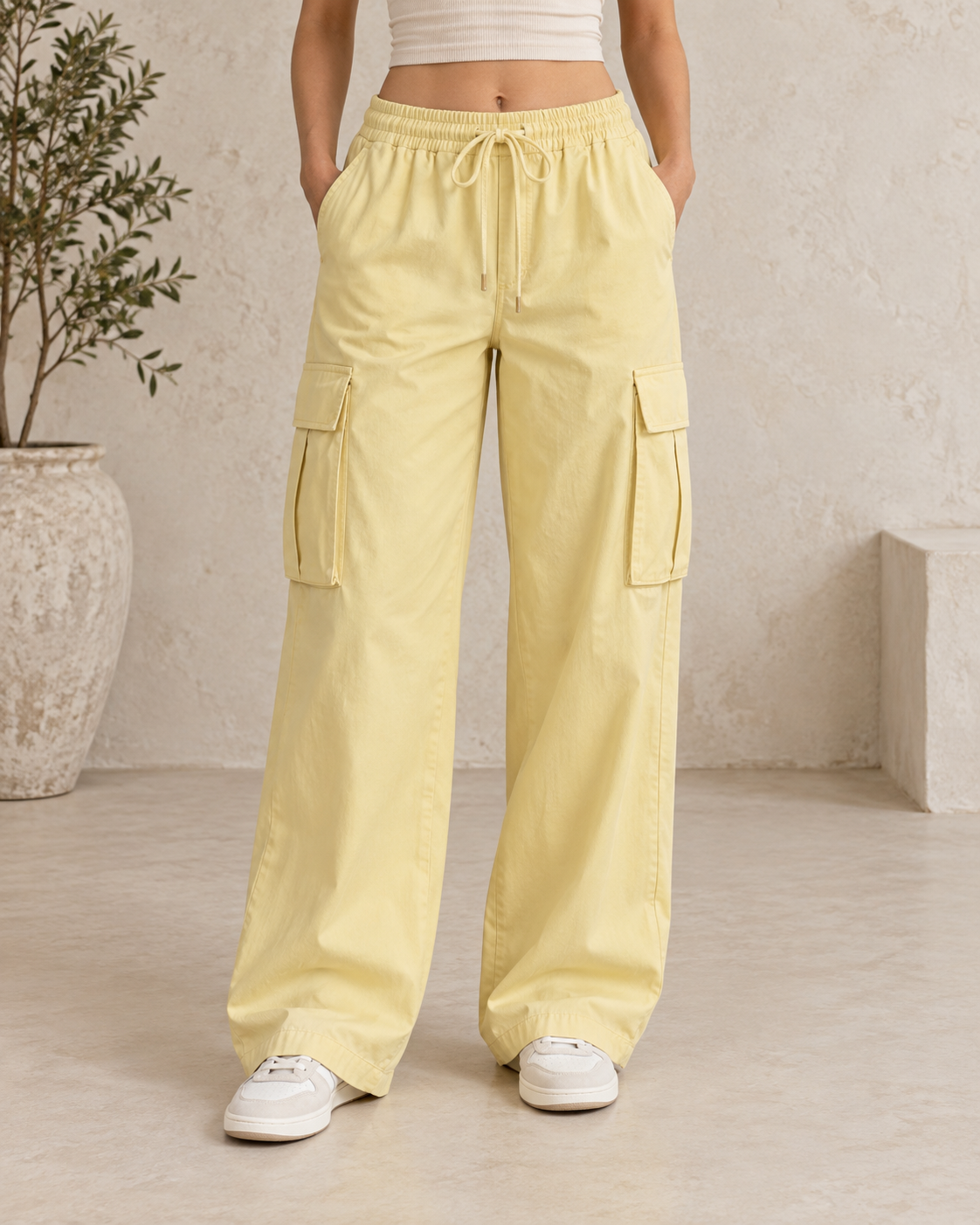 Pantalón cargo amarillo pastel frontal