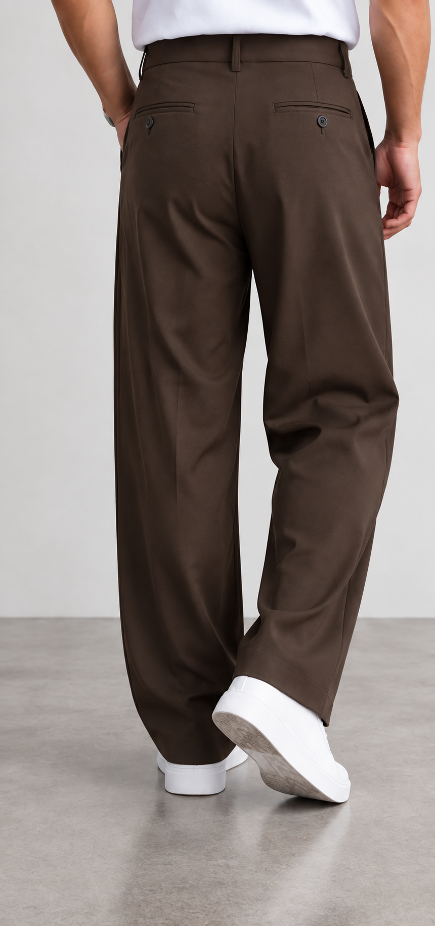 Pantalón hombre de pinzas wide leg marrón chocolate, vista trasera