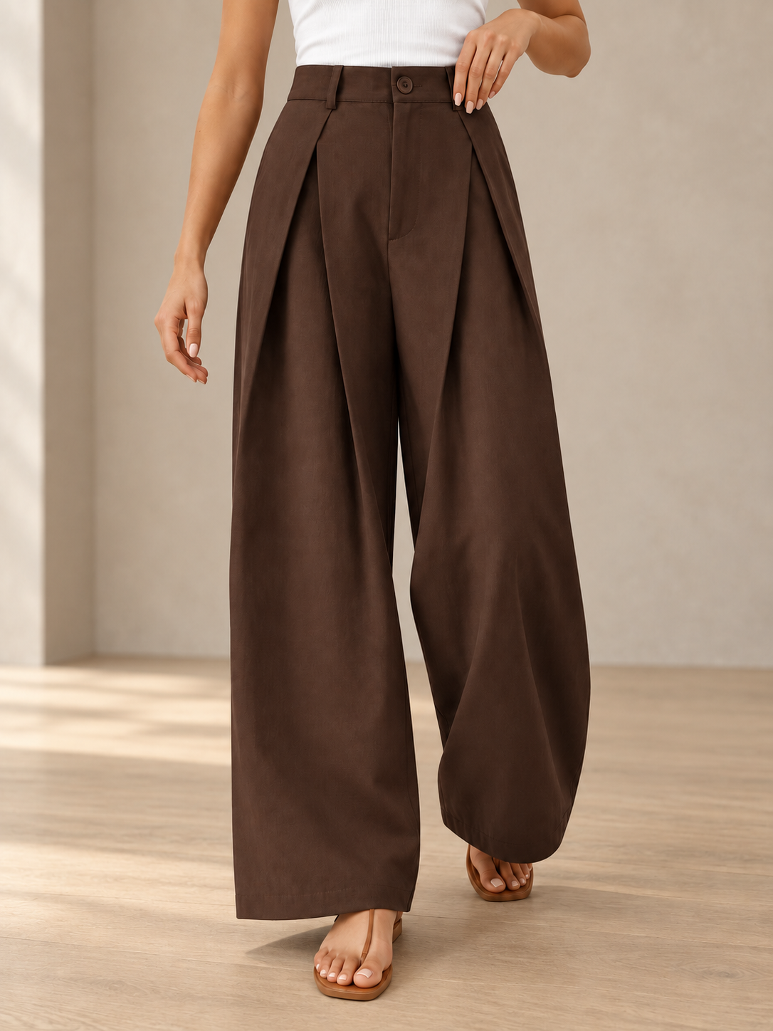 Pantalón palazzo marrón chocolate frontal en interior minimalista