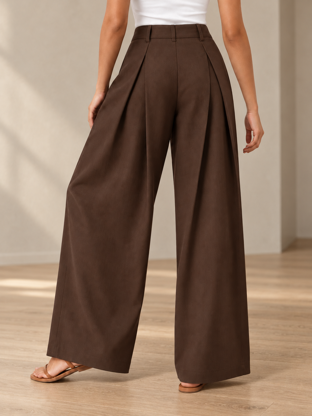 Pantalón palazzo marrón chocolate trasera en interior minimalista